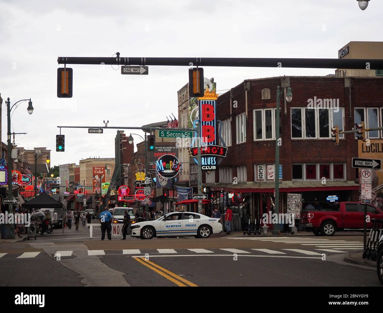 MEMPHIS, TENNESSEE - 22 JUILLET 2019 : la police surveille une section de Beale Street pendant un après-midi pluvieux d'été pendant la production de film sur la télévision seri Banque D'Images