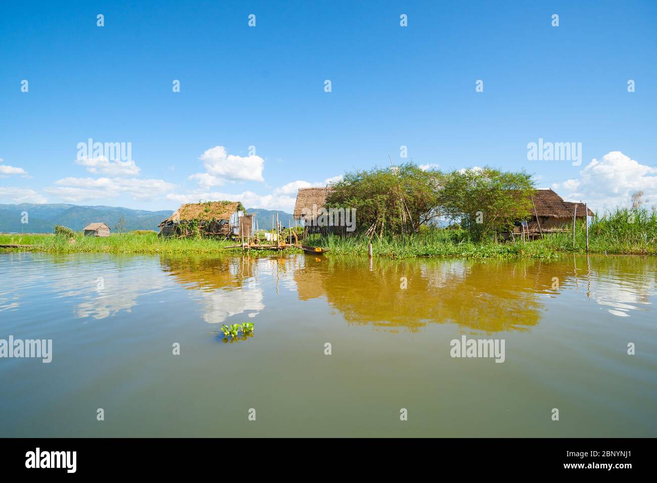 Maisons flottantes typiques sur le lac inle Banque de photographies et ...