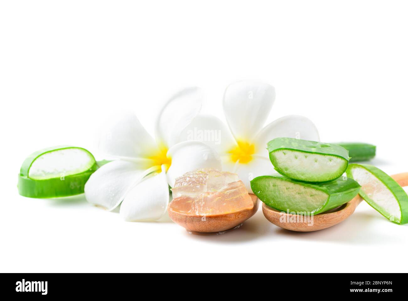 Aloe Vera de tranche fraîche sur une cuillère en bois isolée sur fond blanc, médecine de fines herbes utile pour les soins de la peau et les soins des cheveux et les produits de beauté. Banque D'Images