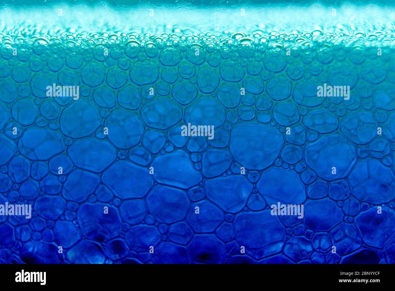 Résumé macro Clean bleu mousse grenaille fond de bulles de savon avec des effets de réflexions de lumière et de couleur Banque D'Images