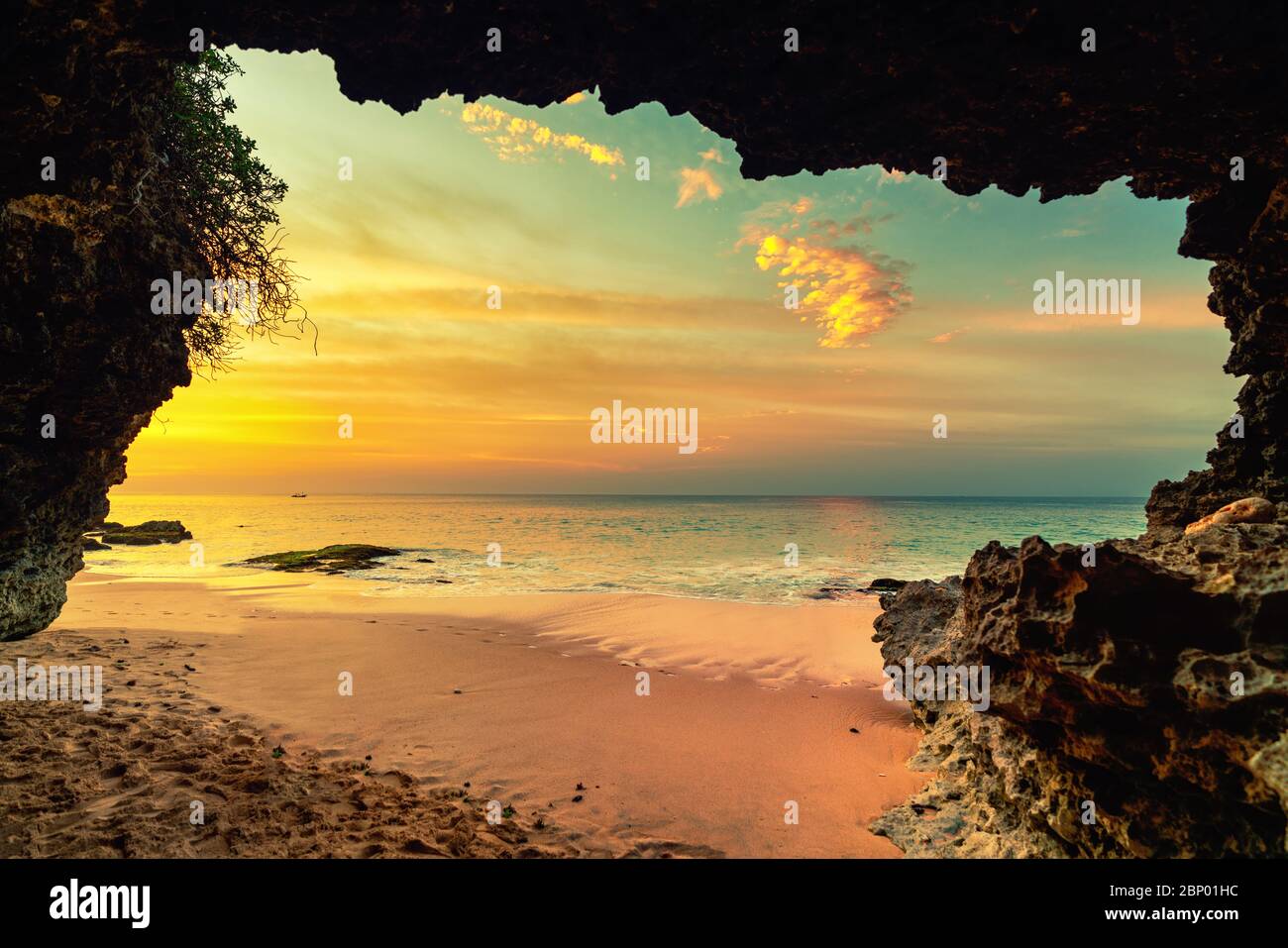 Vue depuis une grotte de mer à la plage en arrière-plan paysage naturel incroyable au coucher du soleil coloré. Banque D'Images