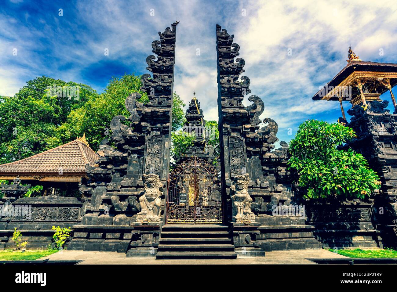 Temple hindou balinais Bajra Sandhi monument à Denpasar, Bali, Indonésie  sur fond de nature tropicale et bleu ciel d'été, Indonésie Photo Stock -  Alamy