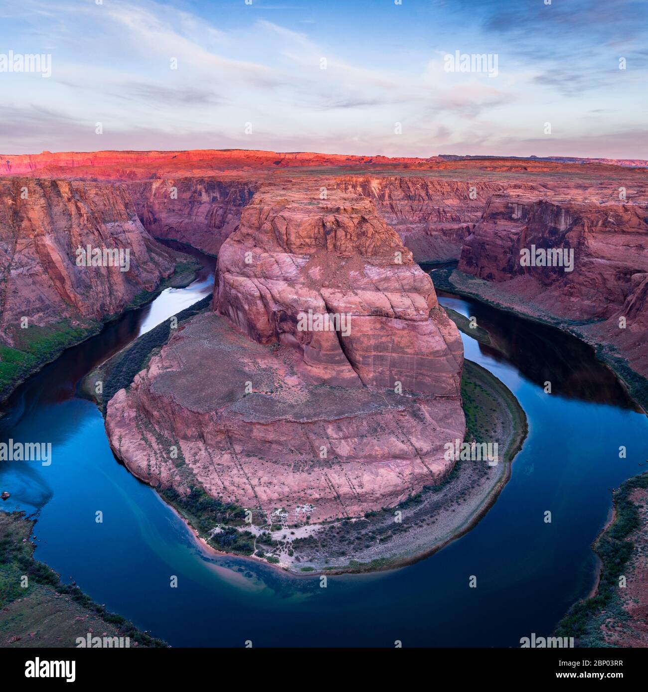 Horseshoe Bend au lever du soleil avec la rivière Colorado s'écoule autour dans le canyon, Arizona Banque D'Images