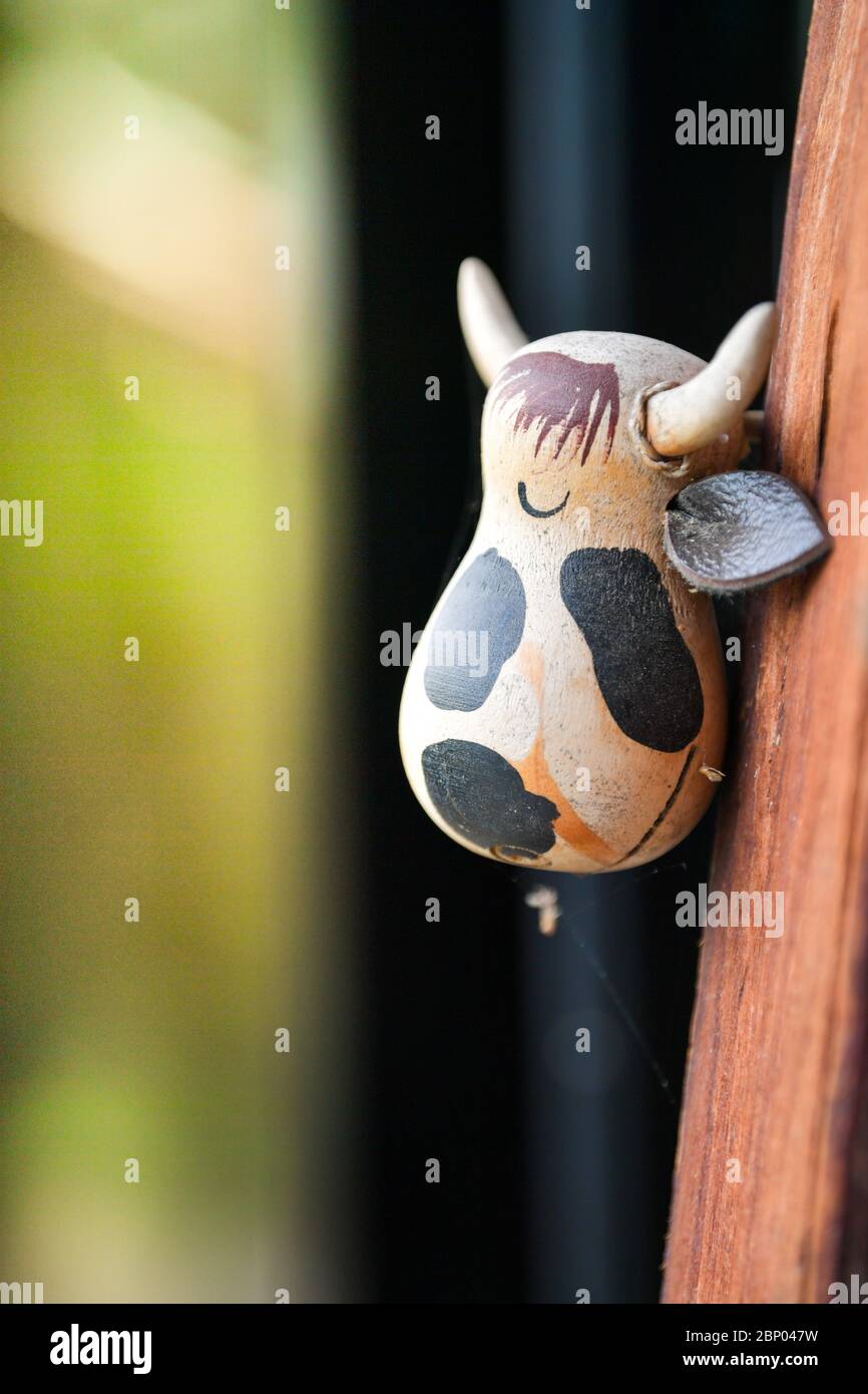 Sculpture d'art en bois de vache sur le mur en bois. Banque D'Images