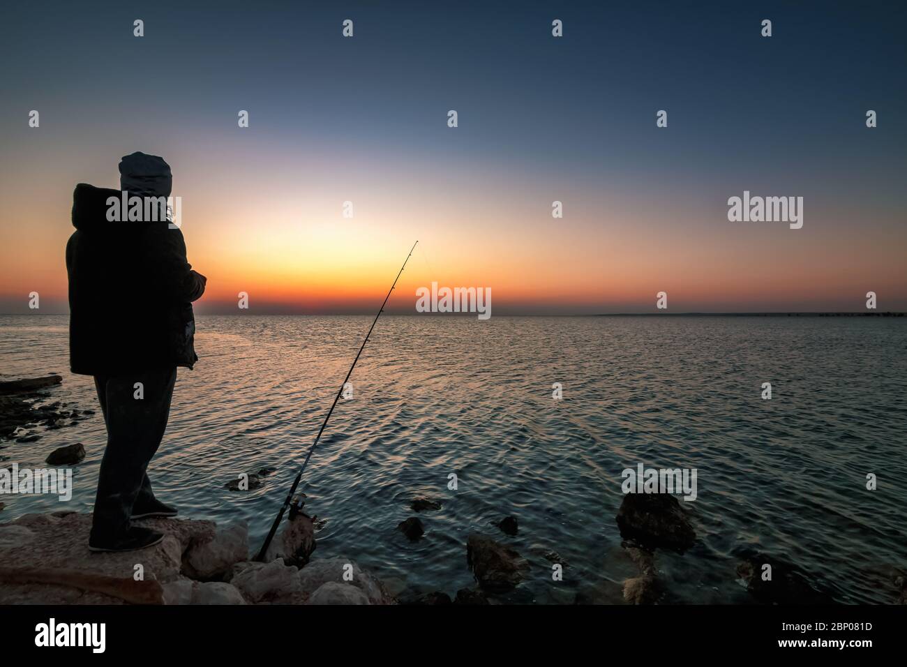 Homme pêche silhoutte dans la région du port d'uqair - Arabie Saoudite Banque D'Images