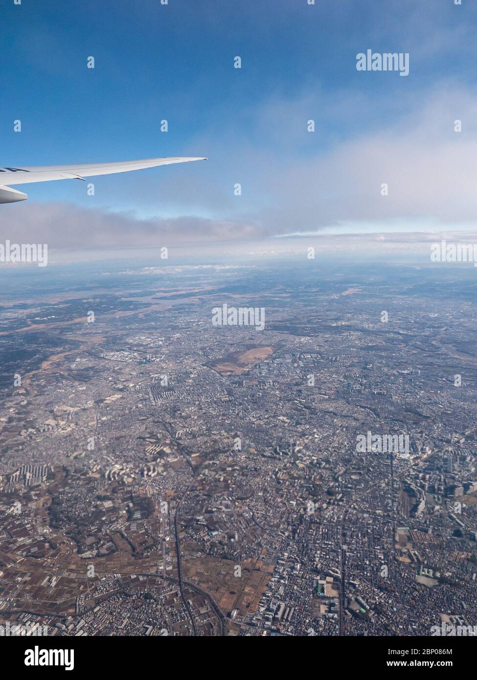 Une ville éloignée vue depuis une fenêtre d'avions. Banque D'Images