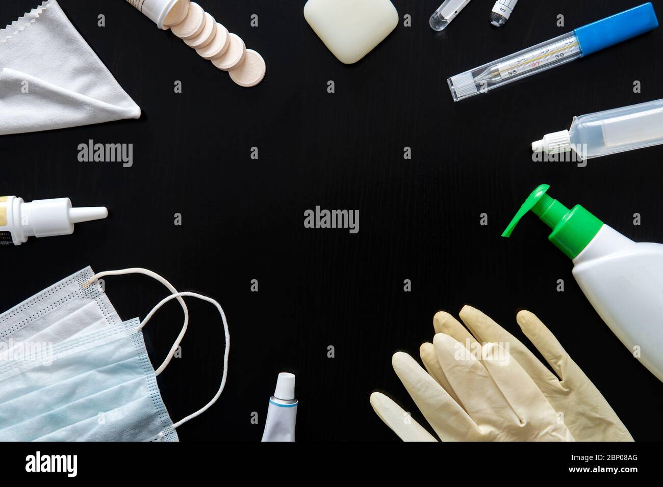 divers articles d'hygiène médicale et domestique sur fond noir. Médicaments sur la table, vue du dessus. Prévention des maladies virales. Concept de lutte contre le Banque D'Images