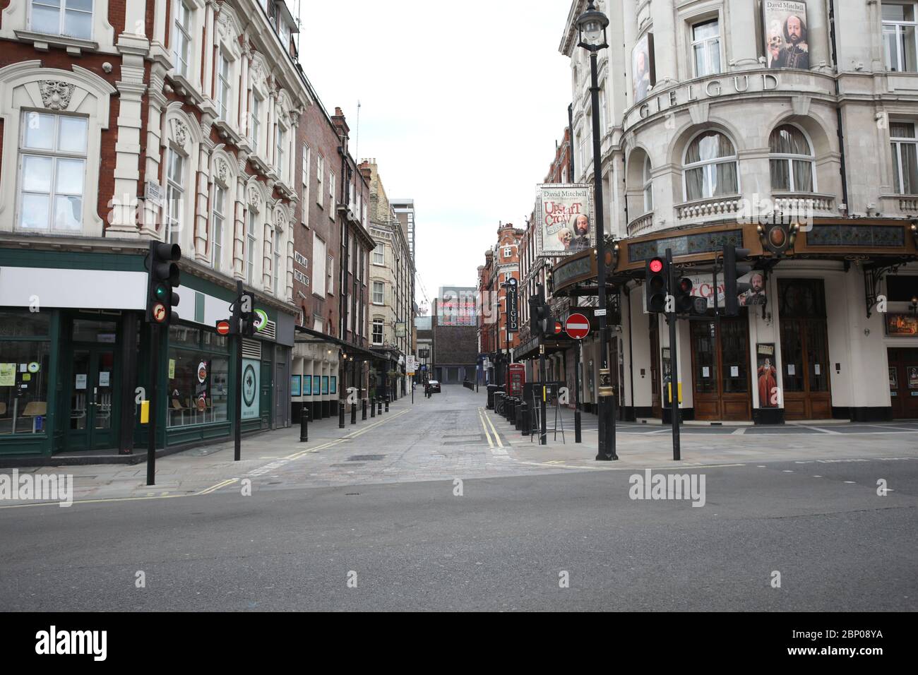 Londres, Royaume-Uni. 16 mai 2020. Cinquante-quatre jours de Lockdown, à Londres. Des rues vides autour du théâtre Gielgud, avec le Raymond Revuebar au loin. C'est le premier week-end d'un léger relâchement de l'isolement en Angleterre, car le message du gouvernement est maintenant « alerte de jour » au lieu de « mort à la maison ». Maintenant vous pouvez sortir plus, jouer au golf, aller à la pêche, et visiter les centres de jardin, mais les mesures sociales de distance devraient toujours être maintenues. Le pays a été verrouillé en raison de la pandémie du coronavirus COVID-19. COVID-19 verrouillage du coronavirus, Peterborough, Royaume-Uni, le 16 mai 2020 crédit : Paul Mar Banque D'Images