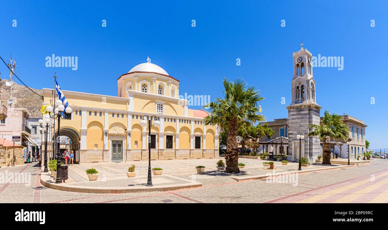 Panorama de la ville de la place municipale centrale et de la cathédrale grecque orthodoxe dans la ville de Pothia, Dodécanèse, Kalymnos, Grèce Banque D'Images