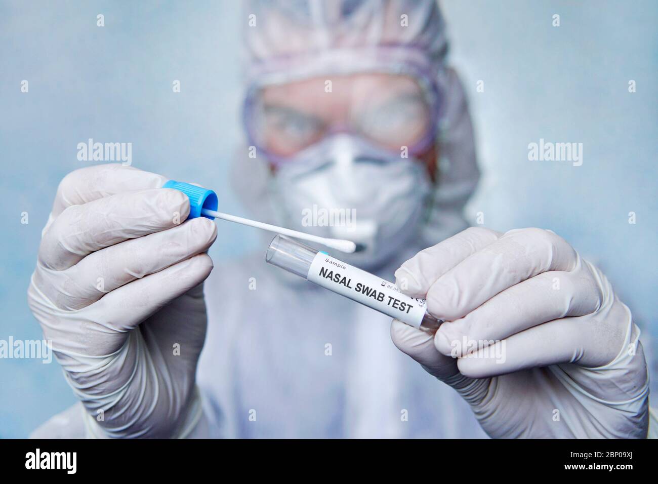 Test de diagnostic pour COVID-19. Test de laboratoire par écouvillonnage nasal dans un laboratoire hospitalier. Tube à essai avec écouvillon en coton, science médicale Banque D'Images