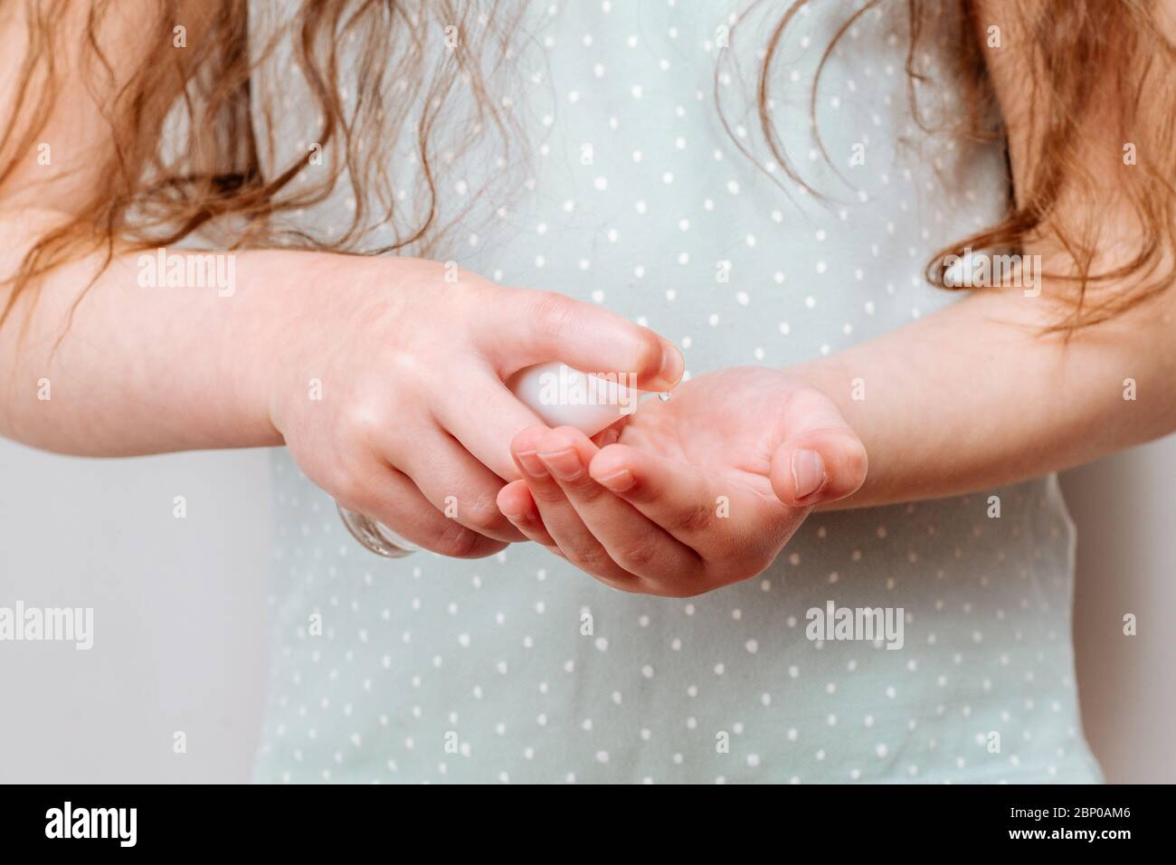 L'enfant utilise un désinfectant pour les mains. Concept d'hygiène. Banque D'Images