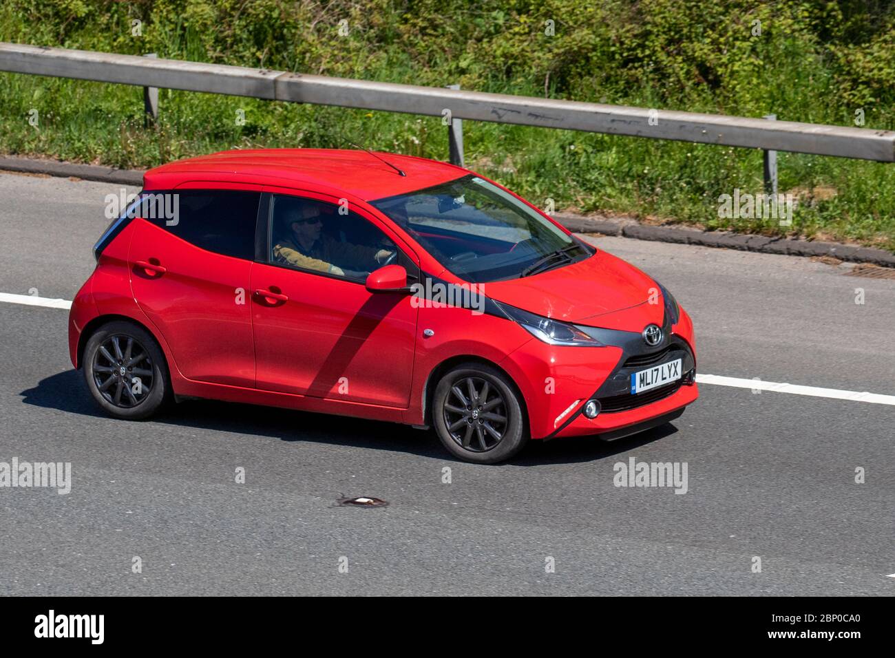 2017 rouge Toyota Aygo X-style VVT-I ; véhicules mobiles pour la circulation routière, conduite de véhicules sur les routes britanniques, moteurs, conduite sur l'autoroute M6 Banque D'Images