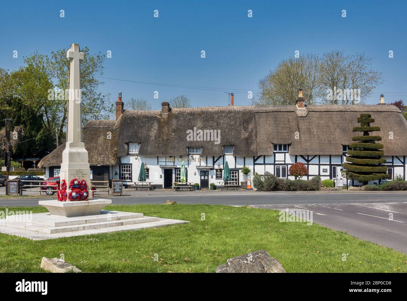 Le pub de campagne Crown Inn dans le magnifique village rural de Kings Somborne près de Stockbridge dans le Hampshire, Angleterre, Royaume-Uni Banque D'Images