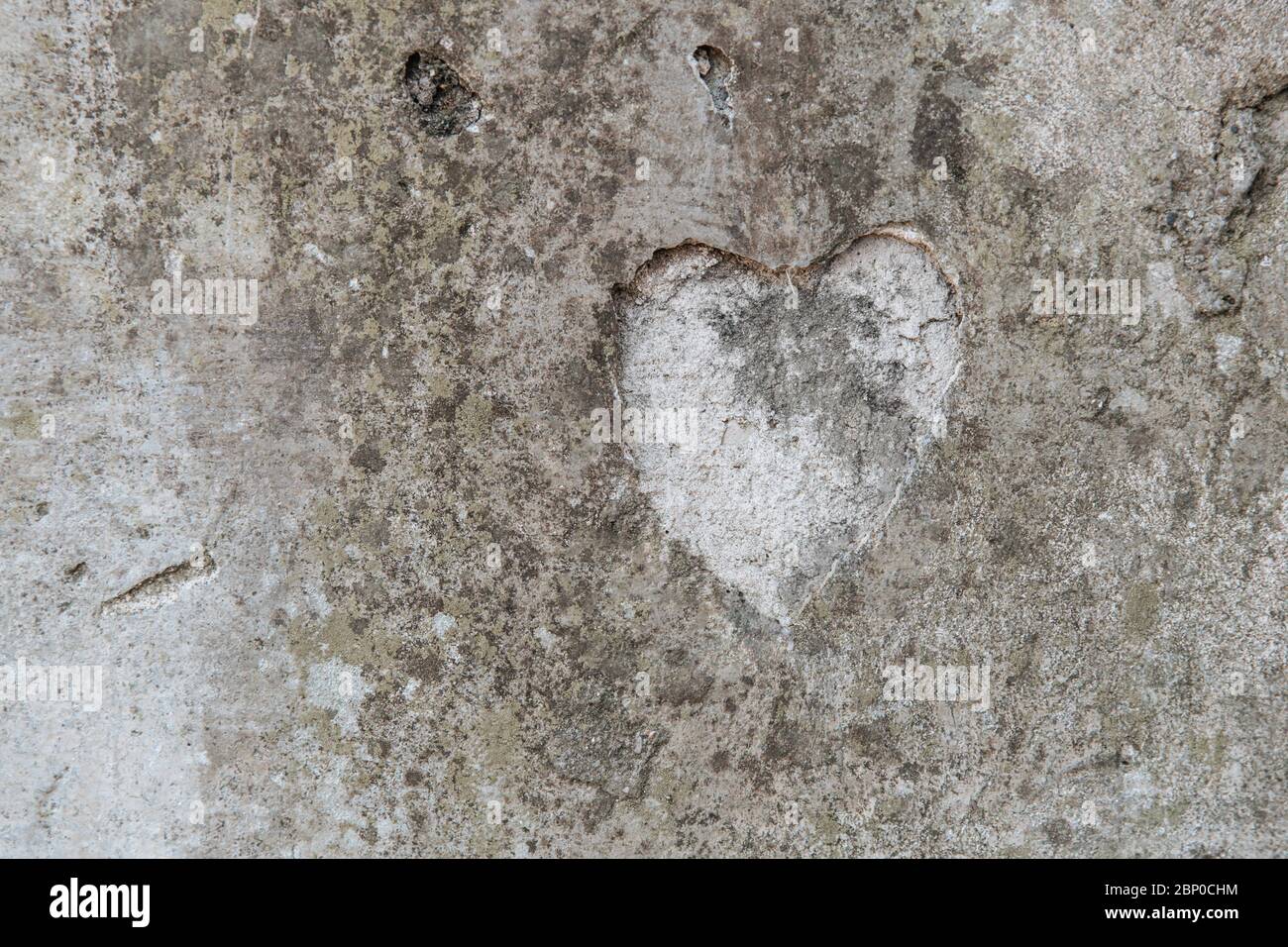 Forme d'un coeur sur un vieux mur en béton Banque D'Images