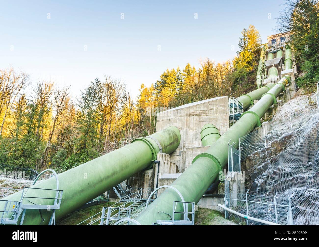 double papier de plume vert pour le transfert beaucoup d'eau pour générer de l'énergie électrique. Banque D'Images