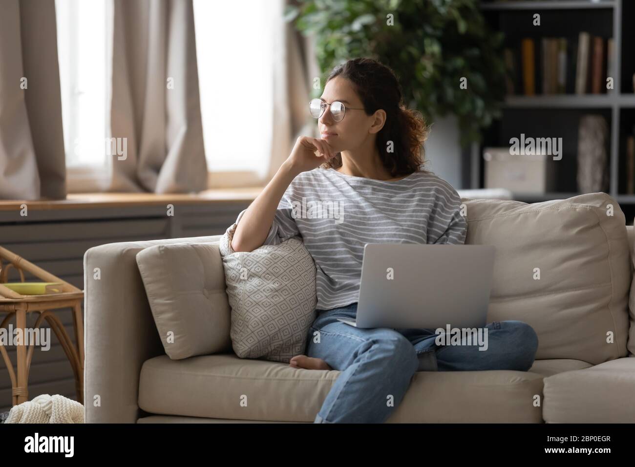 Jeune femme distrait de l'ordinateur regardant à distance Banque D'Images