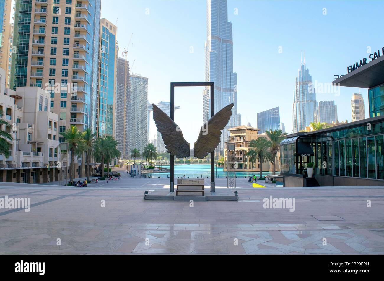 Dubaï / Émirats Arabes Unis - 12 mai 2020 : vue sur Souk al Bahar, fontaine de Dubaï avec Burj Khalifa et parc. Belle vue sur le quartier du centre-ville de Dubaï avec restaurant Banque D'Images