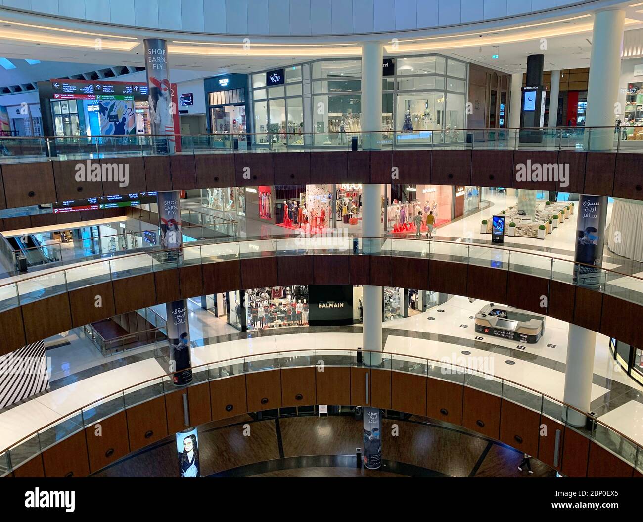 Dubaï / Émirats Arabes Unis - 13 mai 2020 : le plus grand centre commercial du monde. Vider le centre commercial de Dubaï pendant la quarantaine. Vue de dessus. Banque D'Images