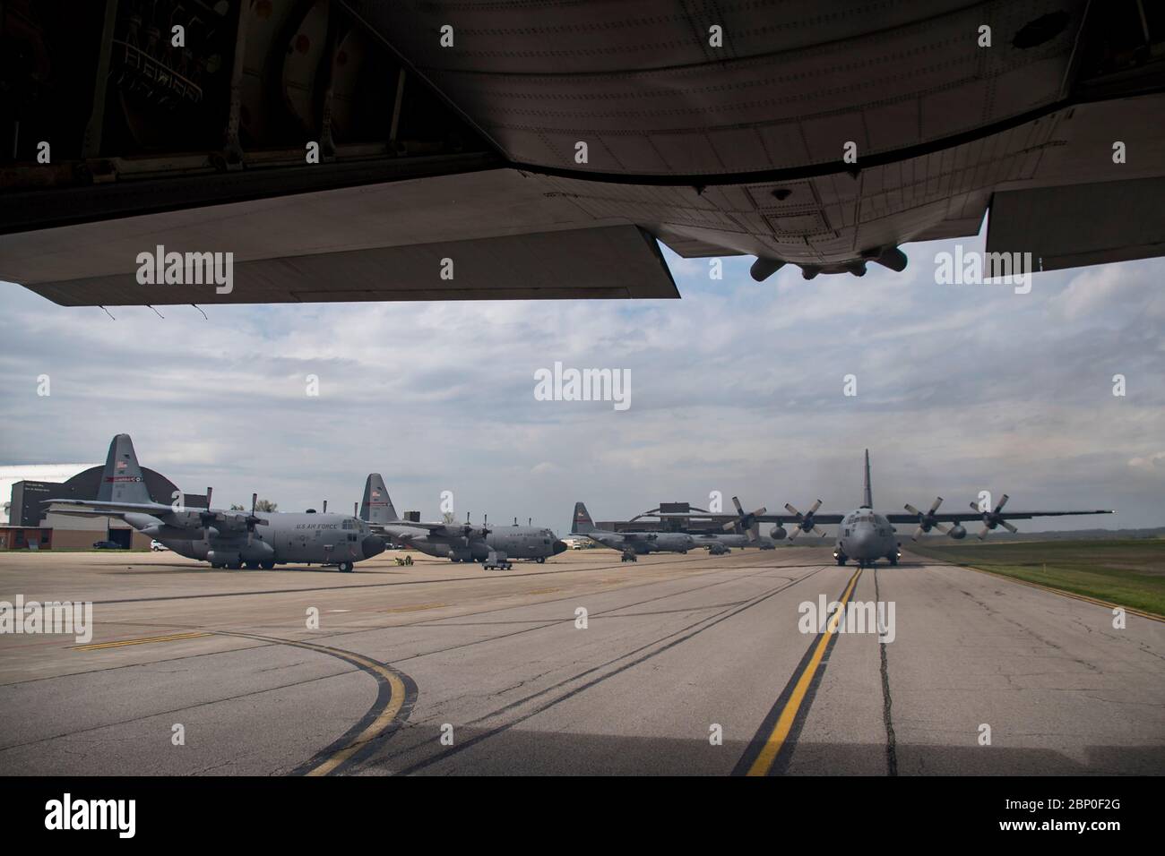 Deux Hercules C-130H de la 179e Escadre de transport aérien, Mansfield, Ohio, se préparent à survoler des parties de l'Ohio, le 15 mai 2020, pour montrer leur soutien aux travailleurs essentiels et à tous les Ohioens pendant la lutte collective contre la COVID-19. (Photo de la Garde nationale de l'Ohio par Tech. Sgt. Joe Harwood) Banque D'Images