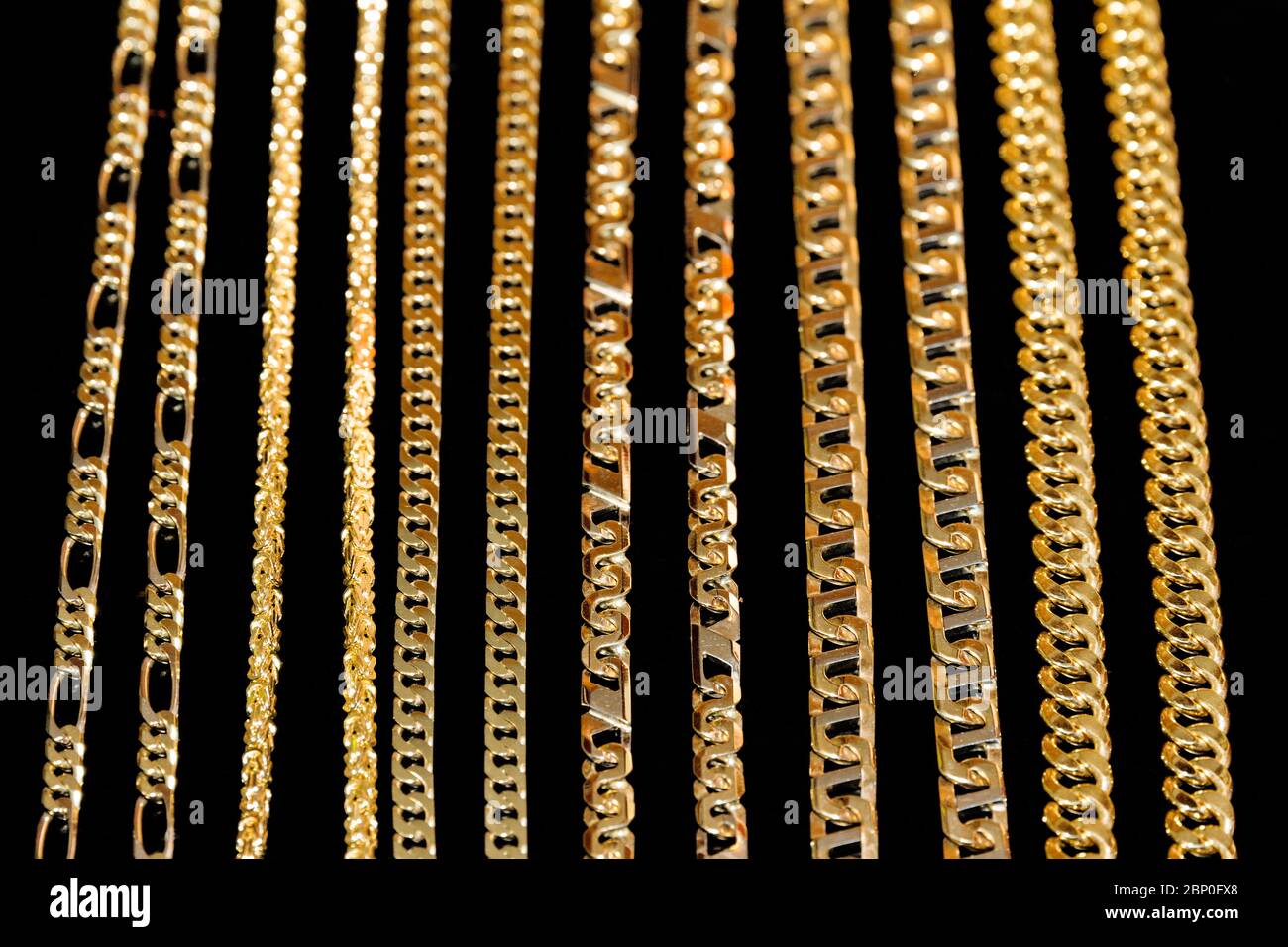 Une collection de différents types de chaînes dorées lourdes Photo Stock -  Alamy