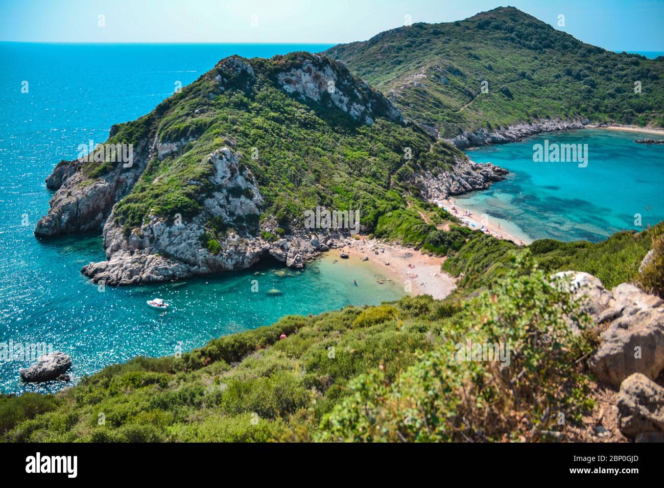 Plage d'Agios Georgios, île de Corfou, Grèce. Eau cristalline azur dans la belle île Ionienne. Paysage pittoresque. Banque D'Images