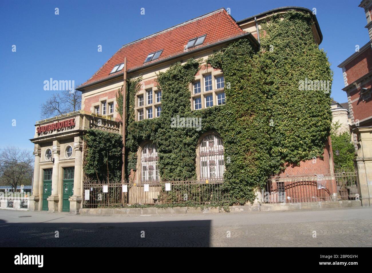 Die Stadtbücherei dans Berlin-Spandau, Carl-Schurz-Straße. Banque D'Images