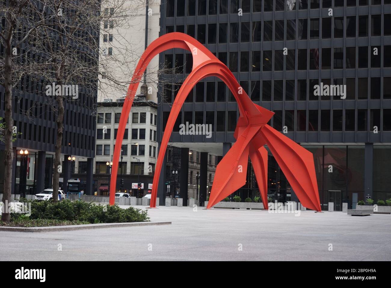Vue sur une place vide avec la sculpture rouge flamant créée par l'artiste américain Alexander Calder, situé sur la place fédérale à Chicago Banque D'Images