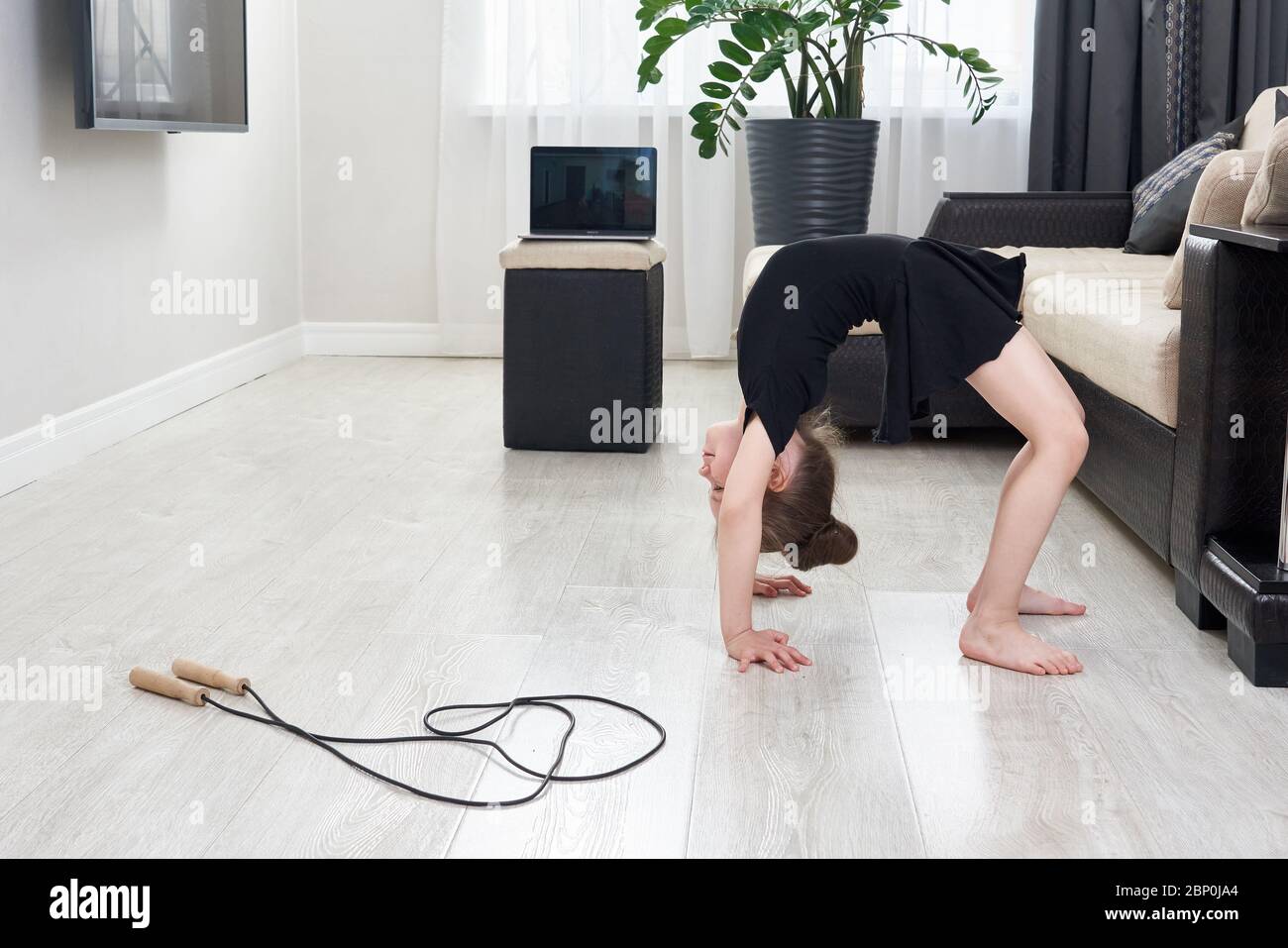 Belle Petite Fille Fait Séance D'entraînement De Gymnastique Isolé Sur  Blanc Banque D'Images et Photos Libres De Droits. Image 66786230