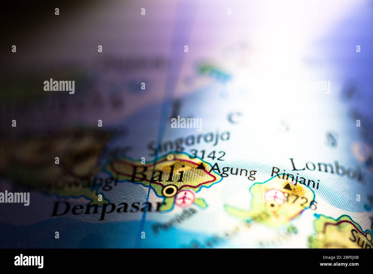 Faible profondeur de champ accent sur la carte géographique emplacement du mont Agung Rinjani à Bali Lombok Indonésie en Asie continent sur atlas Banque D'Images