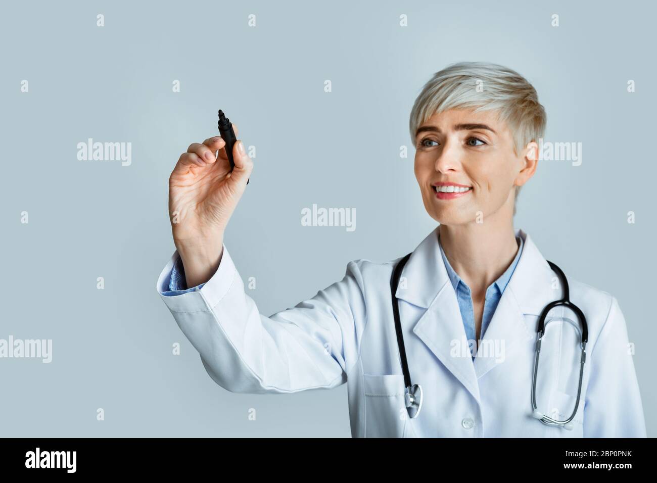 Concept de diagnostic. Femme médecin écrire avec marqueur sur le tableau virtuel Banque D'Images