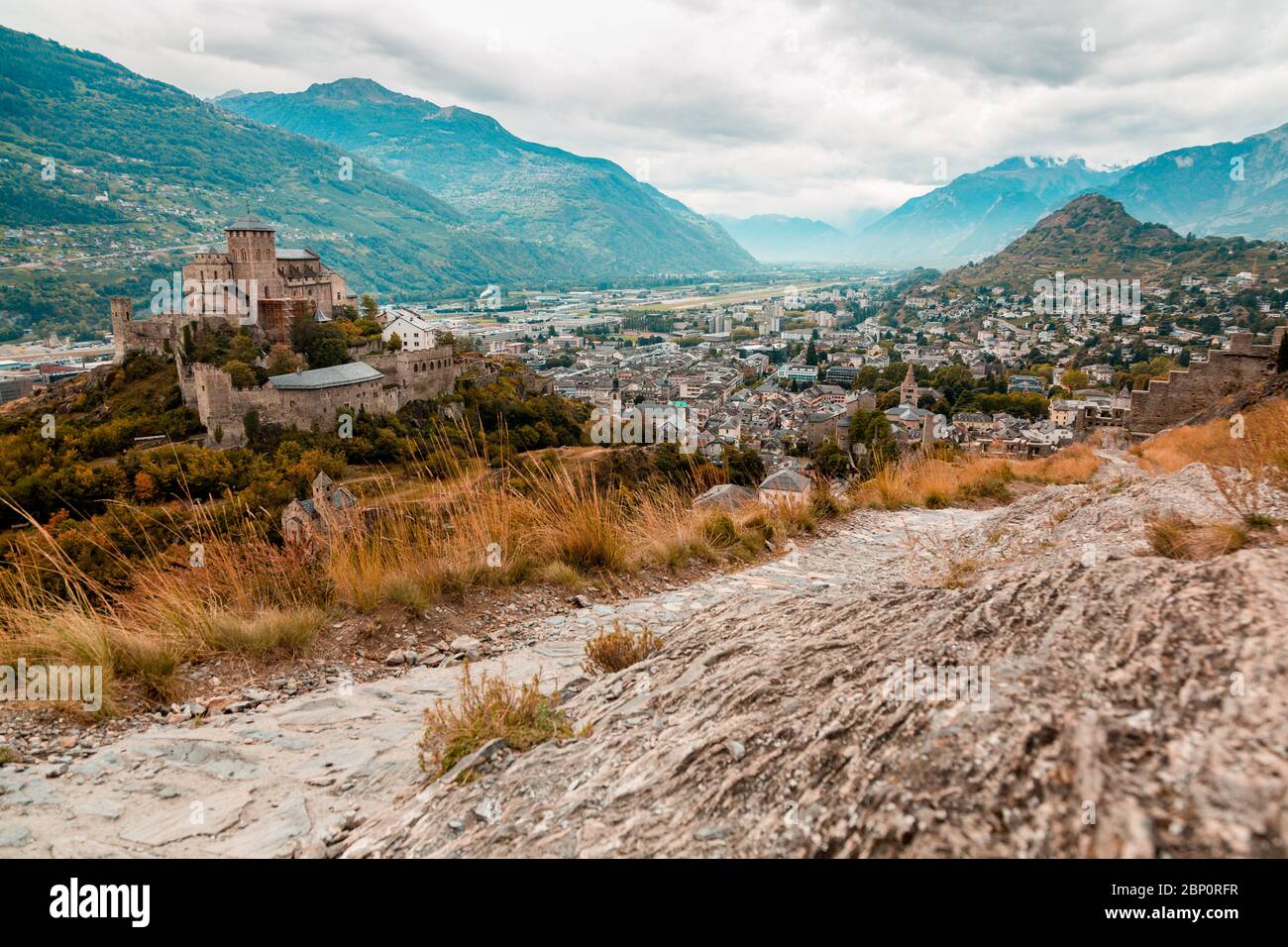 Sion, Suisse : Panorama de la ville de Sion, de la vallée du Rhône et de la basilique médiévale de la Valère vue depuis la colline du château de Tourbillon, canton du Valais Banque D'Images