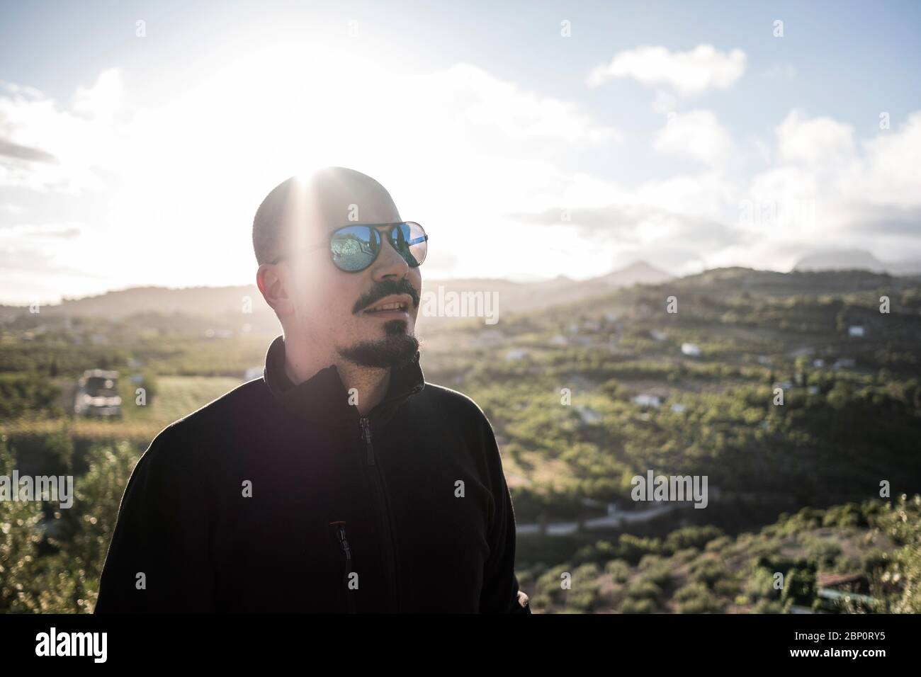 Bald attrayant Homme avec des lunettes de soleil randonnée dans la nature  Photo Stock - Alamy