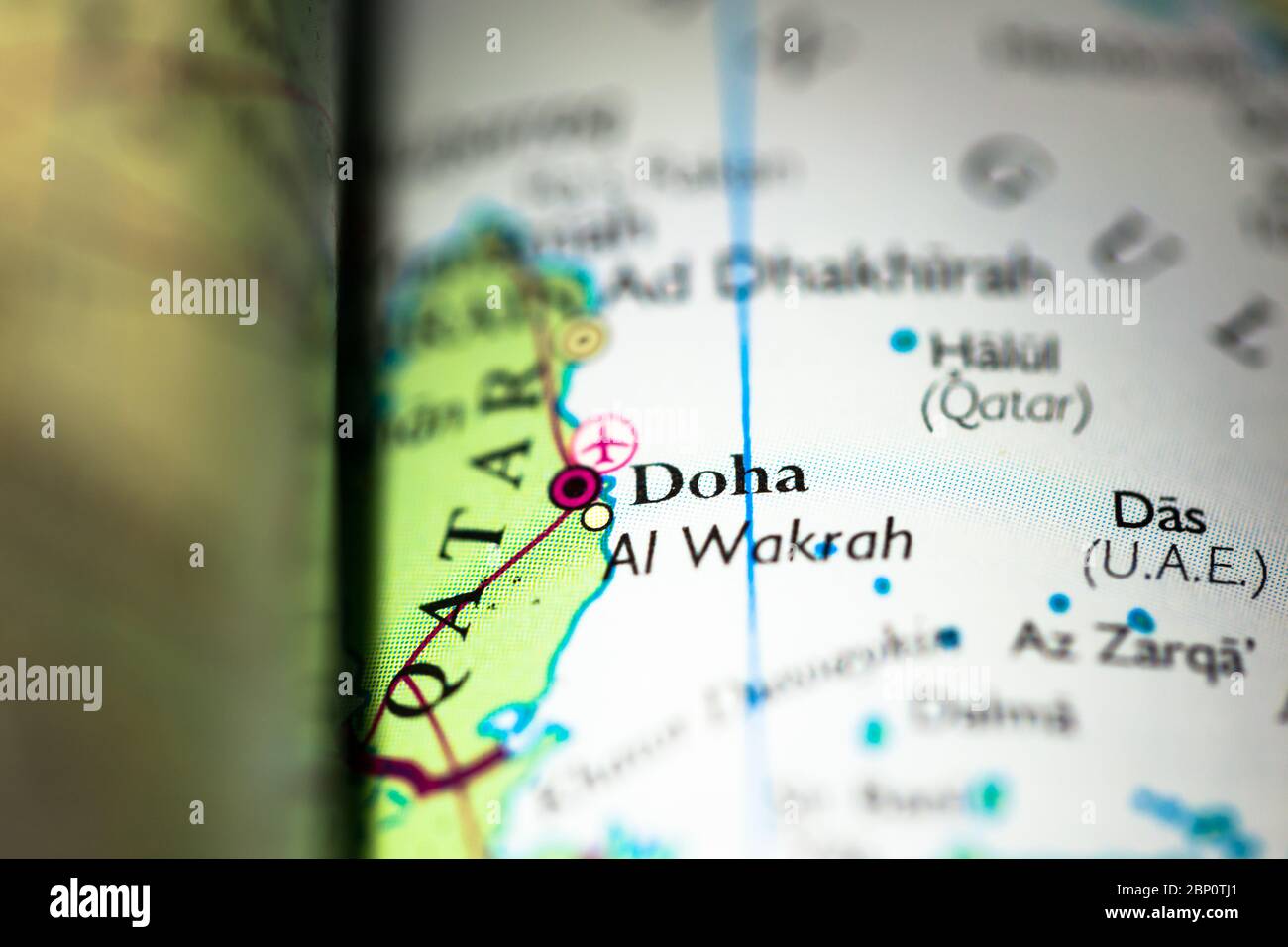 Faible profondeur de champ accent sur la carte géographique de la ville de Doha dans le Qatar continent asiatique sur atlas Banque D'Images