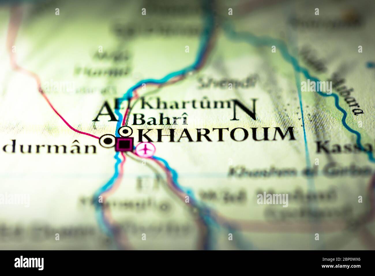 Faible profondeur de champ accent sur la carte géographique emplacement de la ville de Khartoum Khartum au Soudan Afrique arabe continent sur atlas Banque D'Images