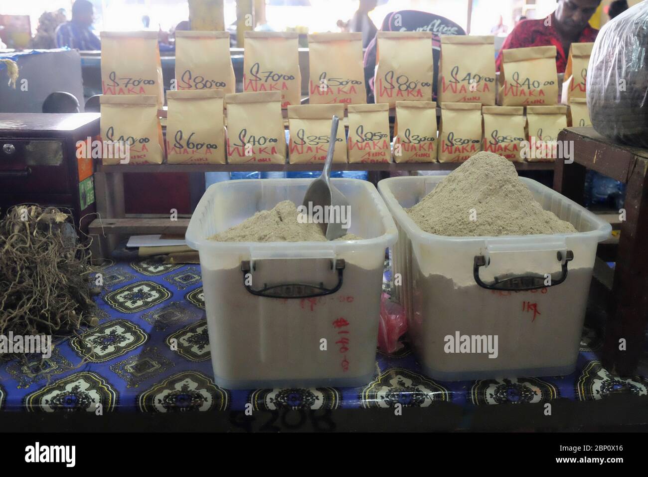 Poudre de kava en vente sur le marché de Sigatoka, Coral Coast, Viti Levu, Fidji, Pacifique Sud. Banque D'Images