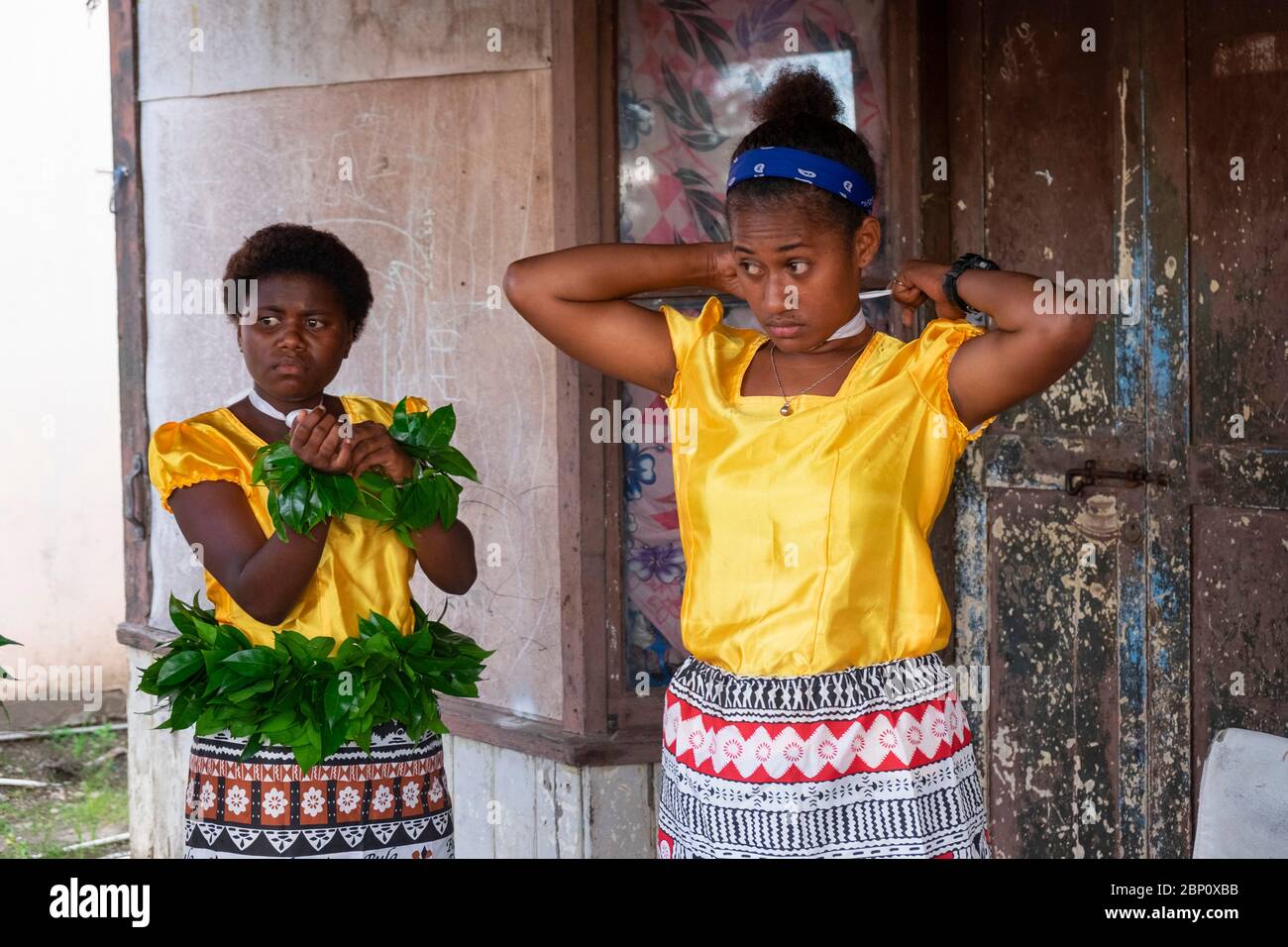 Deux femmes s'habillent pour une cérémonie religieuse traditionnelle à Sigatoka (Singatoka), Fidji . Banque D'Images