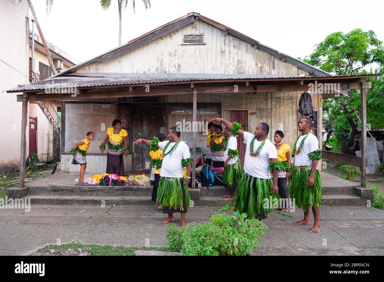 Hommes et femmes vêtus pour une cérémonie traditionnelle à Sigatoka (Singatoka), Fidji. Banque D'Images