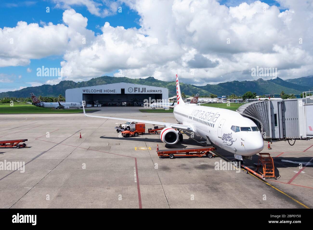 Avion stationné à l'aéroport international de Nadi, île de Viti Levu, Fidji, Pacifique Sud. Banque D'Images