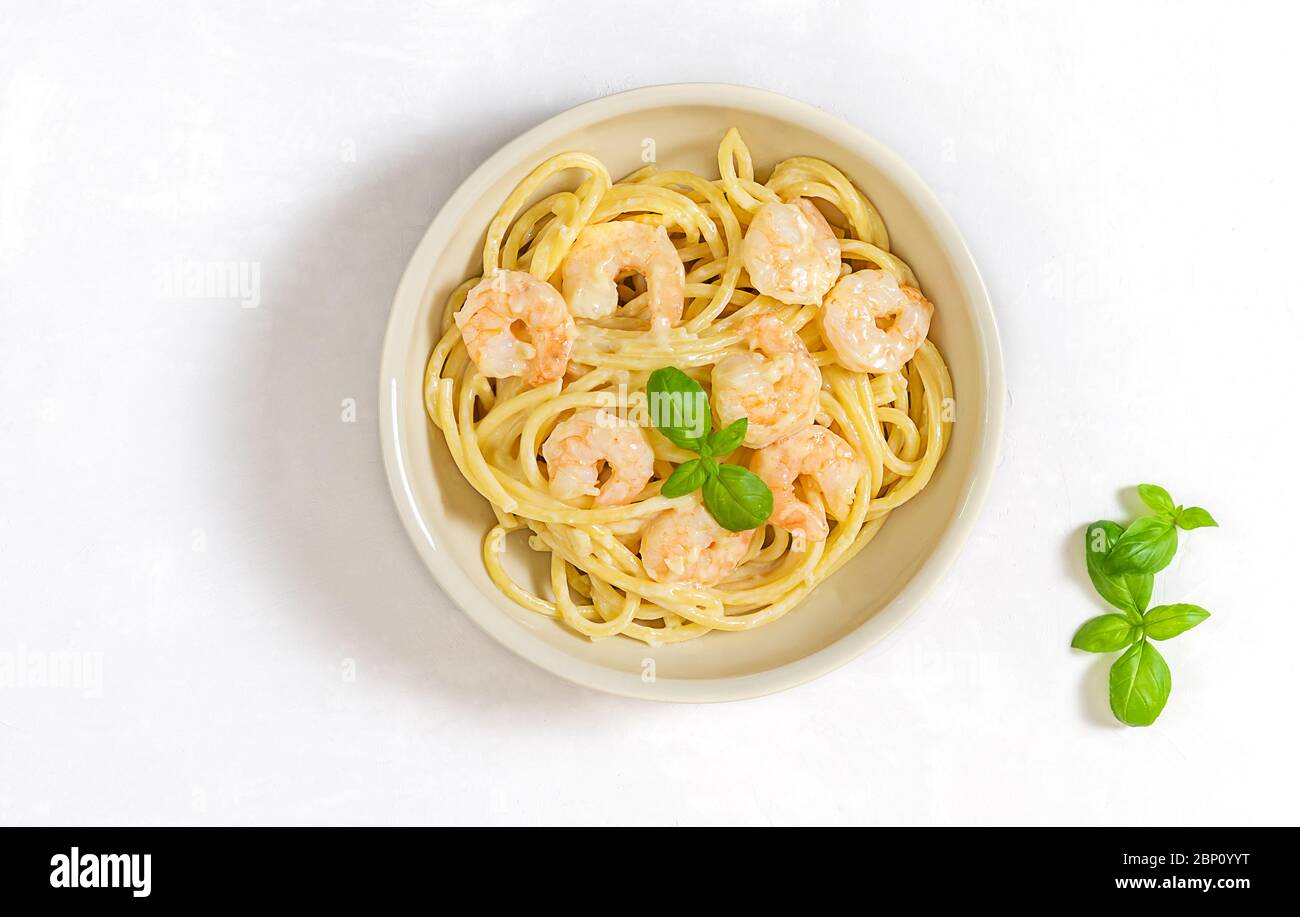 Bucatini spaghetti épais pâtes italiennes avec sauce à la crème à l'ail et crevettes Banque D'Images