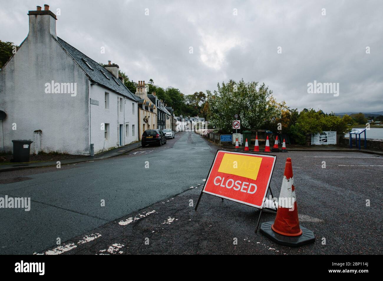 Panneau fermé dans le village de Plockton, dans les Highlands, où il n'y a pas de touristes en raison du confinement en cas de pandémie du coronavirus. Banque D'Images