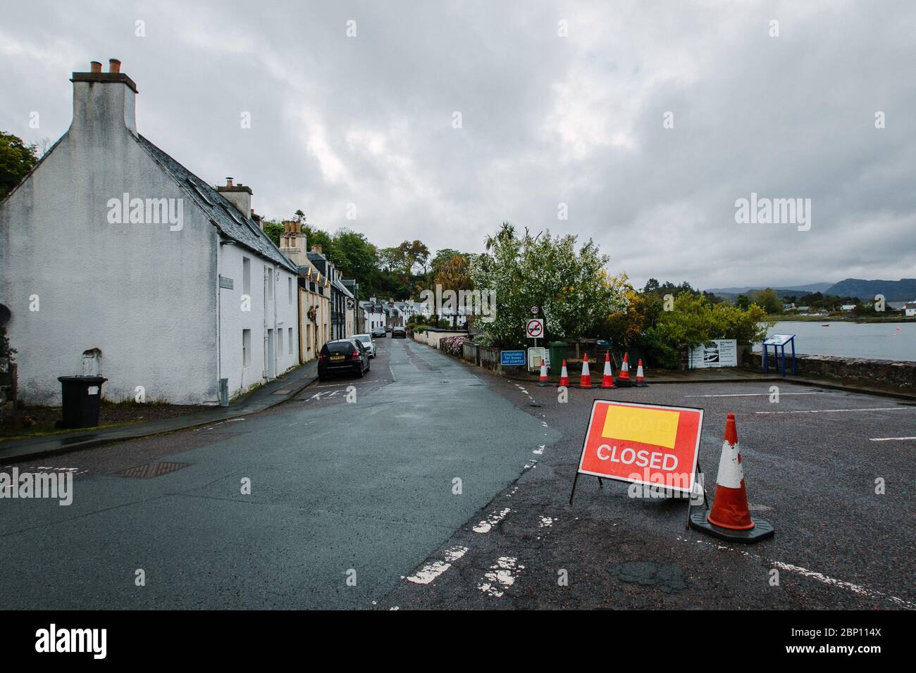 Panneau fermé dans le village de Plockton, dans les Highlands, où il n'y a pas de touristes en raison du confinement en cas de pandémie du coronavirus. Banque D'Images