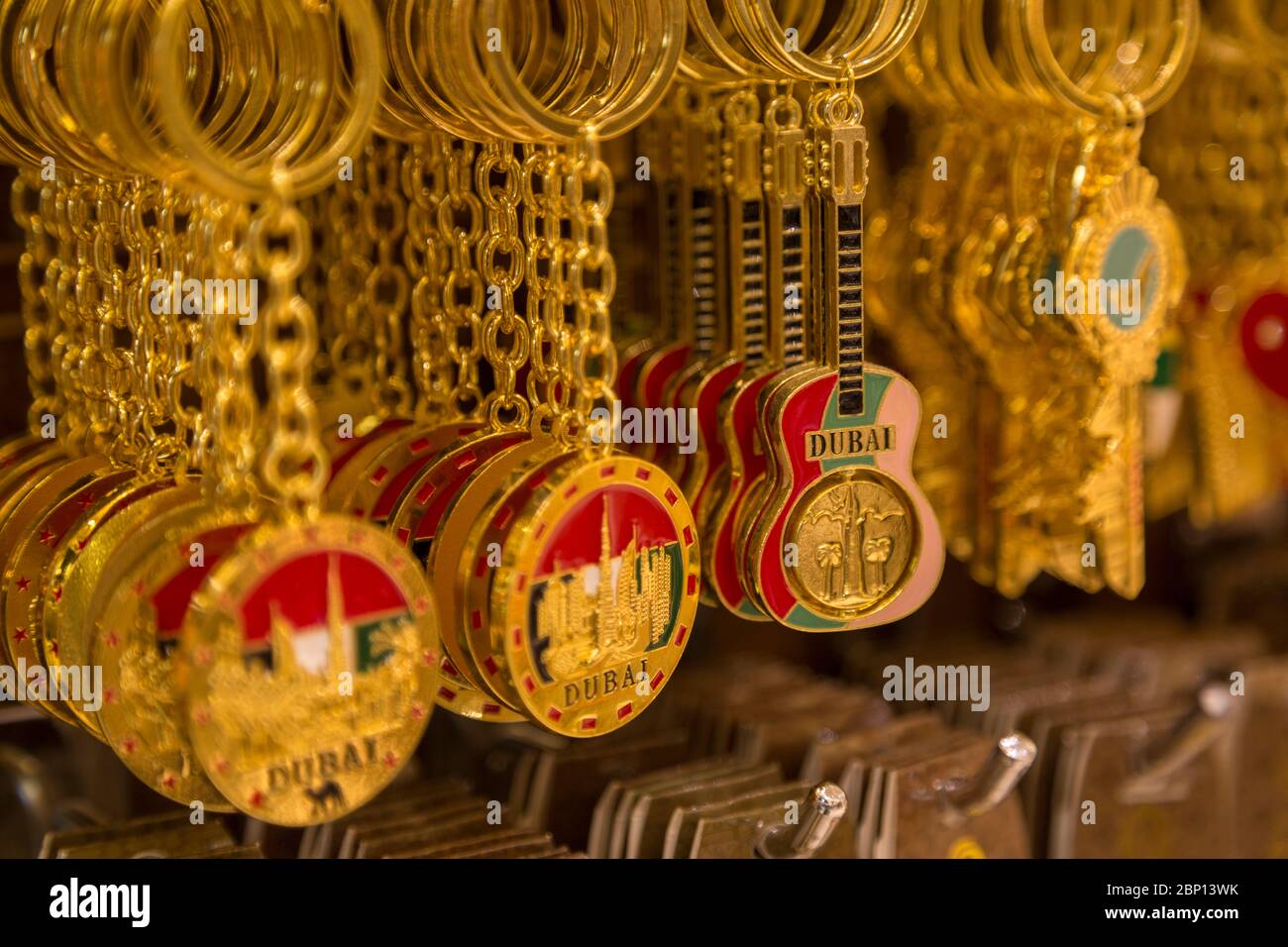 Porte-clés en souvenir plaqué or, Dubai Mall, Dubaï, Émirats arabes Unis  Photo Stock - Alamy