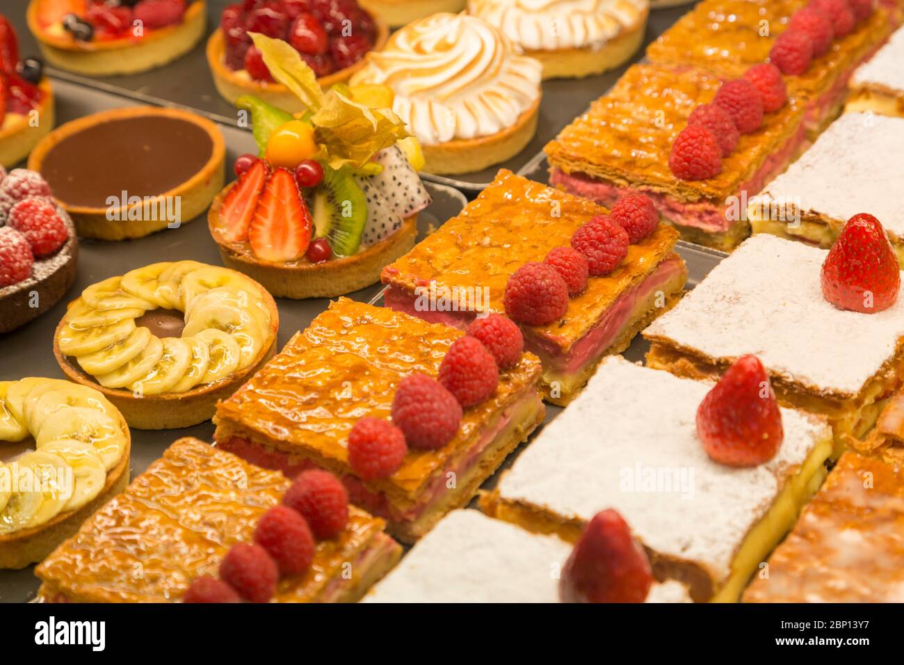 Sélection de gâteaux divers dans la vitrine de la boutique, Dubai Mall, Dubaï, Émirats arabes Unis Banque D'Images