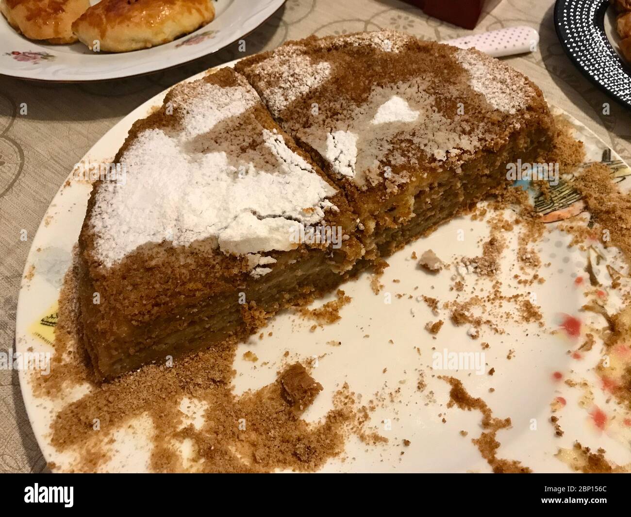 Gateau Russe Medovik Fait Maison Au Miel A La Cannelle Et Au Sucre En Poudre Dessert Traditionnel Photo Stock Alamy Gateau Russe Medovik Fait Maison Au Miel A La Cannelle Et Au Sucre En Poudre Dessert Traditionnel Photo Stock Alamy