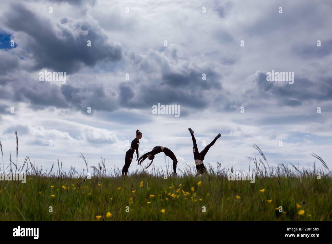 Acrobaties dans le parc, Waseley Hills, Worcs, Royaume-Uni. 17 mai 2020. Après le léger relâchement du confinement en Angleterre, Amelia Hubbard, 15 ans, peut enfin pratiquer sa danse acrobatique dans son espace ouvert local au Waseley Hills Country Park plutôt que dans son jardin à la maison. Il s'agit d'une exposition multiple intégrée à l'appareil photo. Amelia espère prendre place à l'Ormston Academy de Birmingham pour étudier la danse à temps plein, et est heureuse qu'elle n'ait pas eu besoin de passer ses examens GCSE cette année en raison de la fermeture des écoles. Crédit : Peter Lophan/Alay Live News Banque D'Images