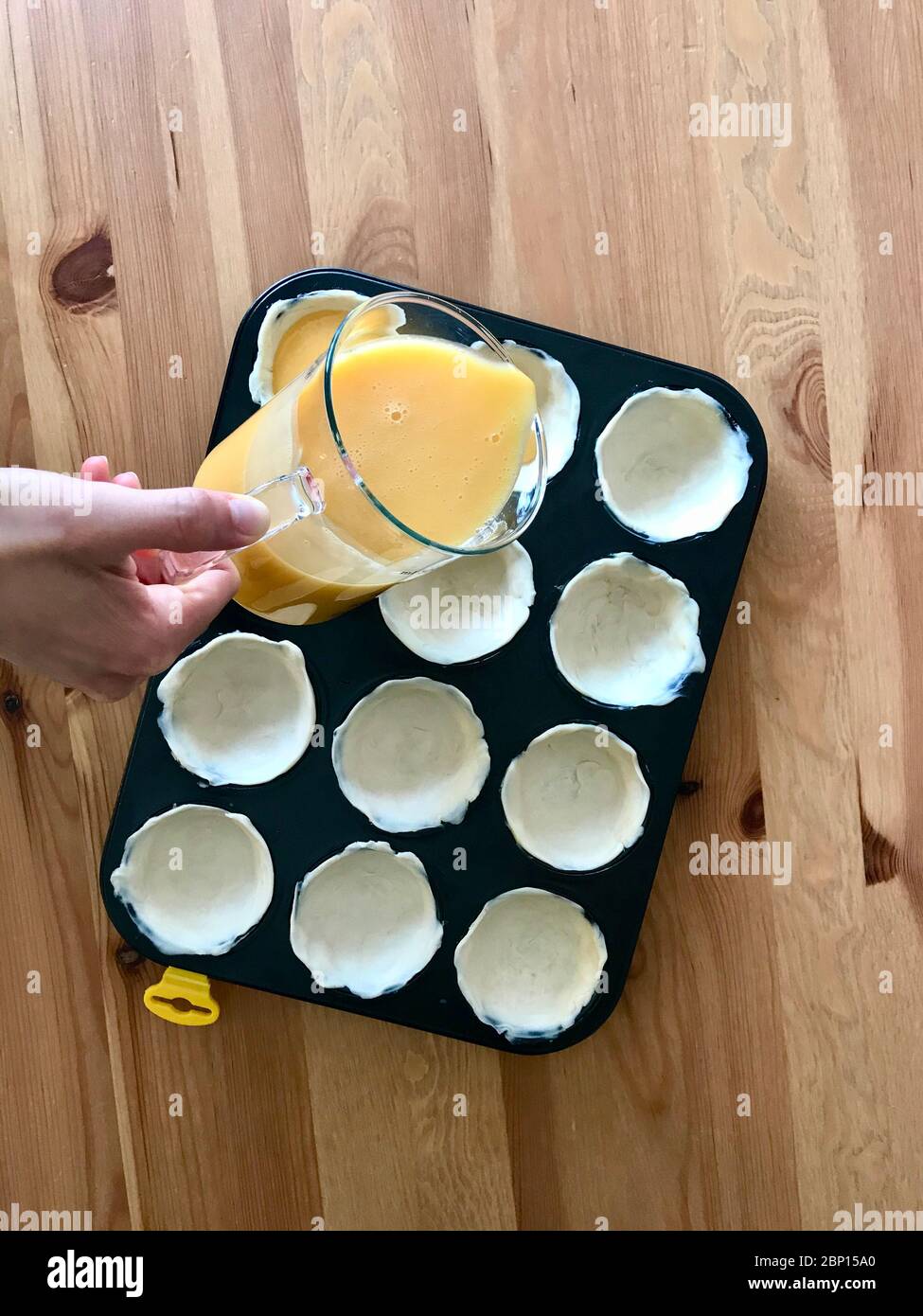 Preparation Et Cuisson Pastest De Nata Ou Belem Tart Custard Portugais Fait Avec Des œufs De La Cannelle Du Sucre Et De La Farine Dans Un Moule A Muffins Gateau Tradition Photo Stock Preparation Et Cuisson Pastest De Nata Ou Belem Tart Custard Portugais Fait Avec Des œufs De La Cannelle Du Sucre Et De La Farine Dans Un Moule A Muffins Gateau Tradition Photo Stock