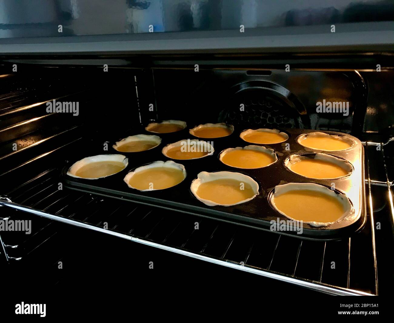 Preparation Et Cuisson Pastest De Nata Ou Belem Tart Custard Portugais Fait Avec Des œufs De La Cannelle Du Sucre Et De La Farine Dans Un Moule A Muffins Moule A