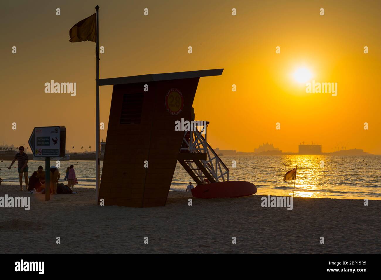 Coucher de soleil et tour de guet de sauvetage sur Jumeirah Beach, Dubaï, Émirats arabes Unis, Moyen-Orient Banque D'Images