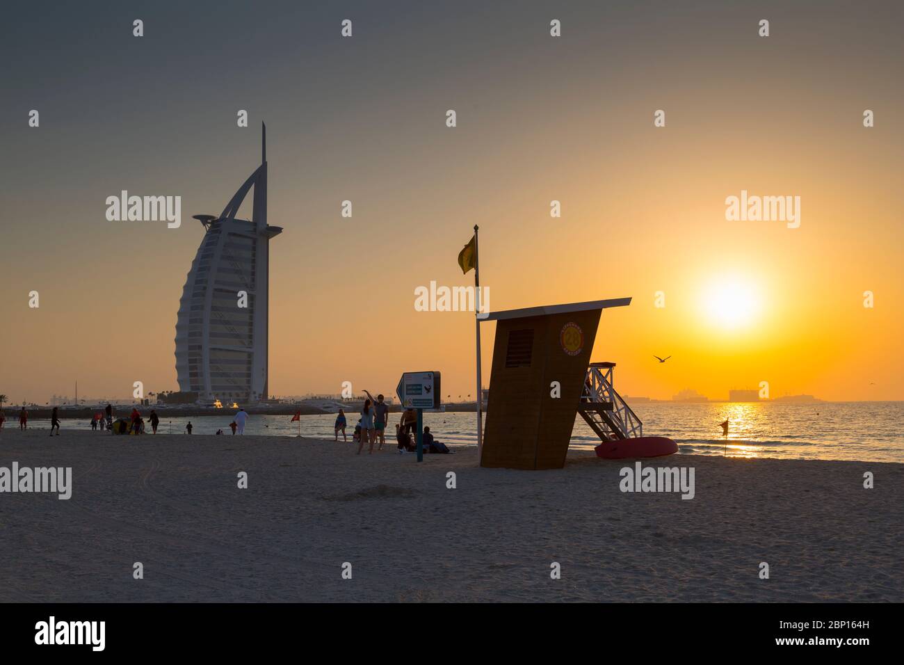 Burj Al Arab Hotel, Sunset et tour de guet de sauveteur sur Jumeirah Beach, Dubaï, Émirats arabes Unis, Moyen-Orient Banque D'Images