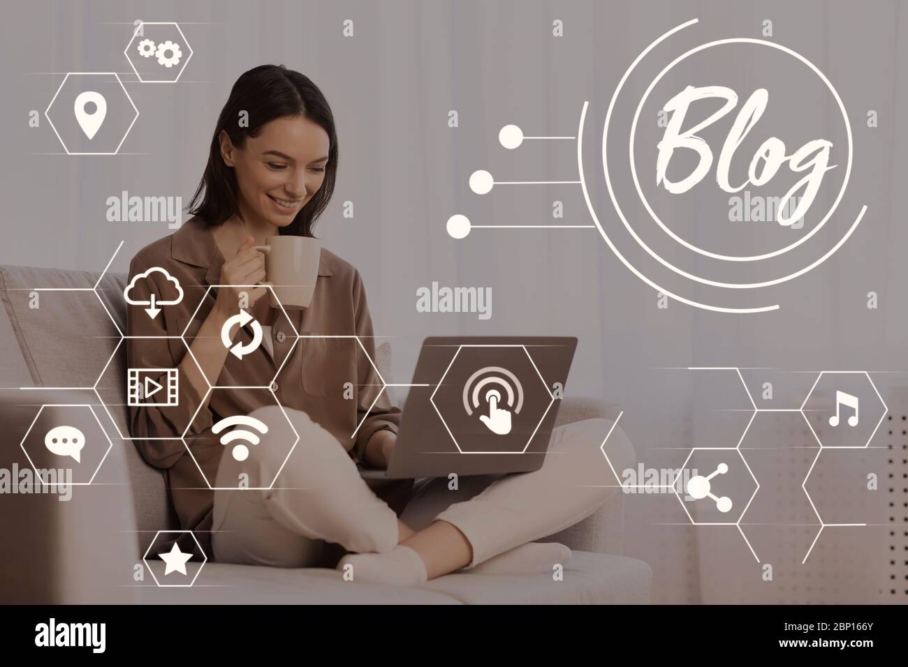 Une blogueuse vidéo féminine diffusant en ligne via un ordinateur portable à la maison, un collage avec des icônes multimédia sur écran virtuel Banque D'Images